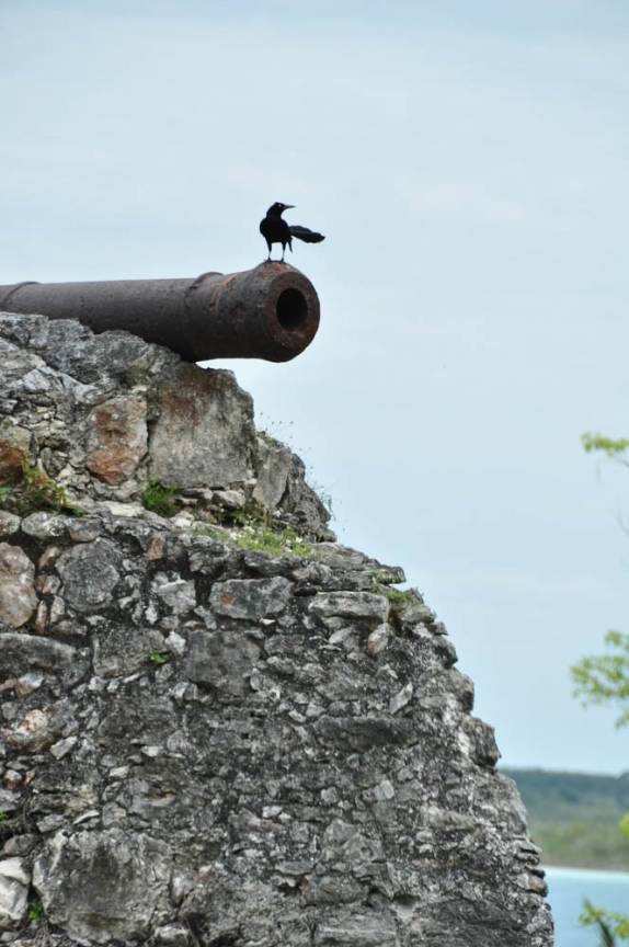 Arma de guerra em tempos de paz! Forte de Bacalar, no sul do Yucatán, no México